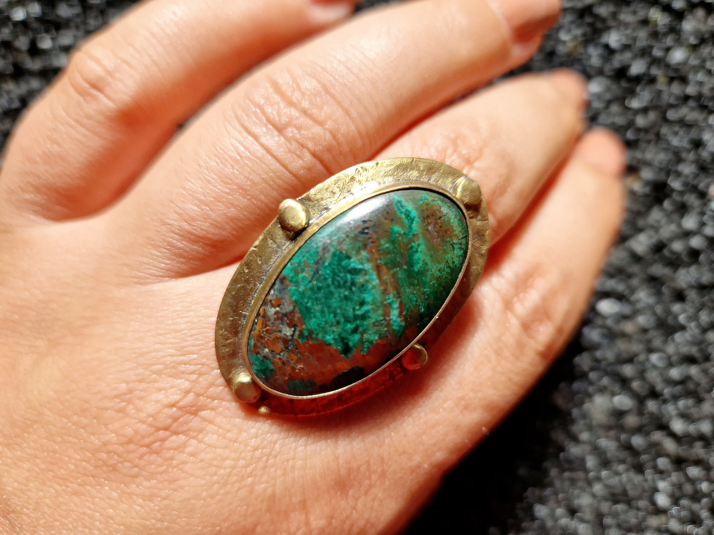 inel unic cu un mineral compus din malachit, cuprit & chrysocolla