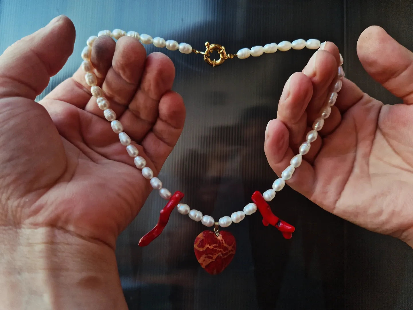 colier unic cu perle, ramuri de coral & pandantiv sculptat în coral spongios