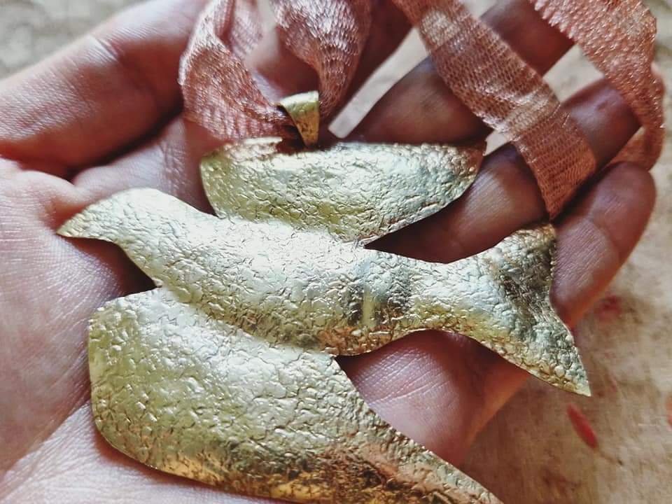 colier cu porumbel embosat din alamă, pe mesh în nuanță cuprică