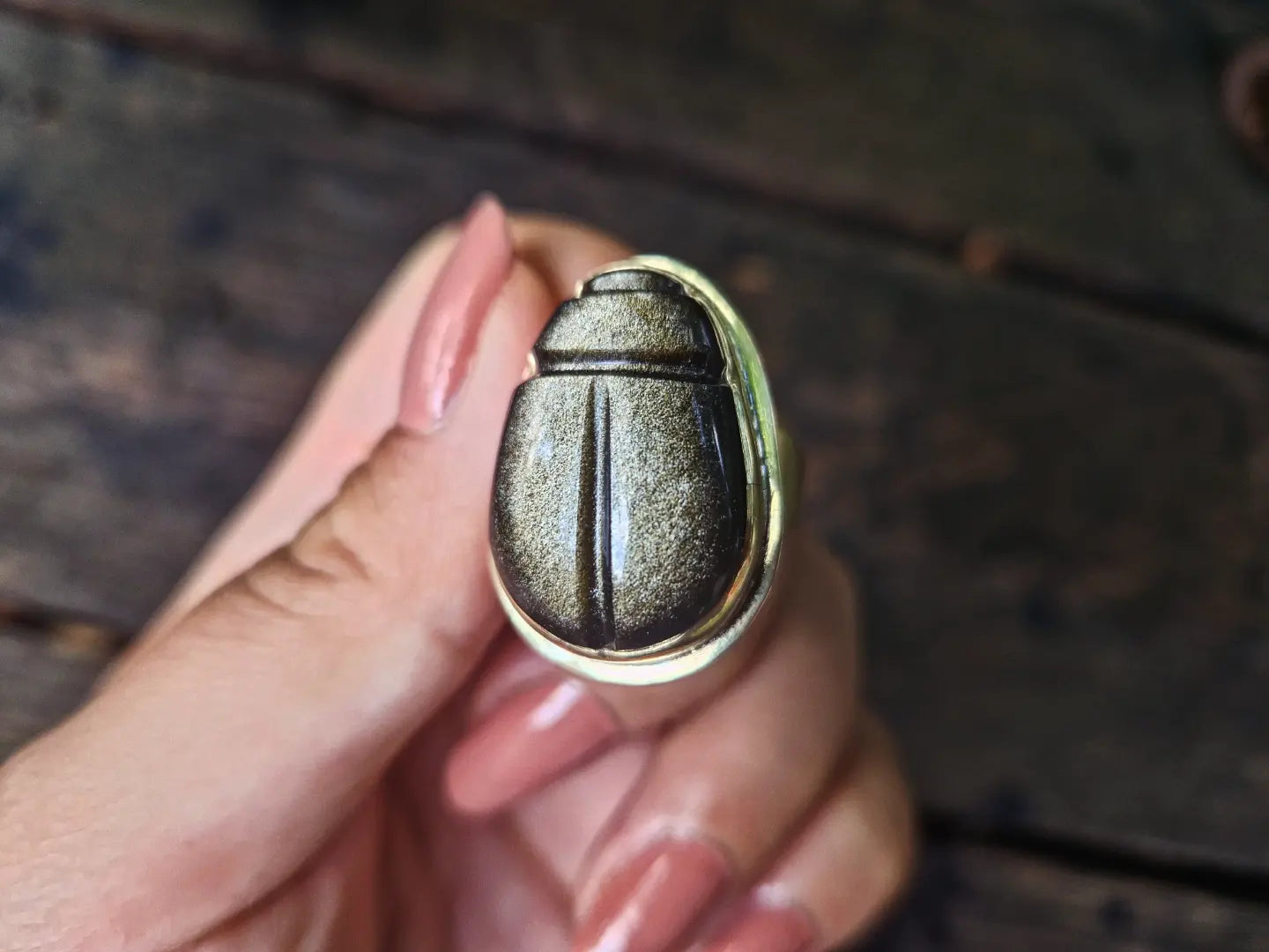 inel—scarabeu sculptural, din obsidian cu reflexii aurii