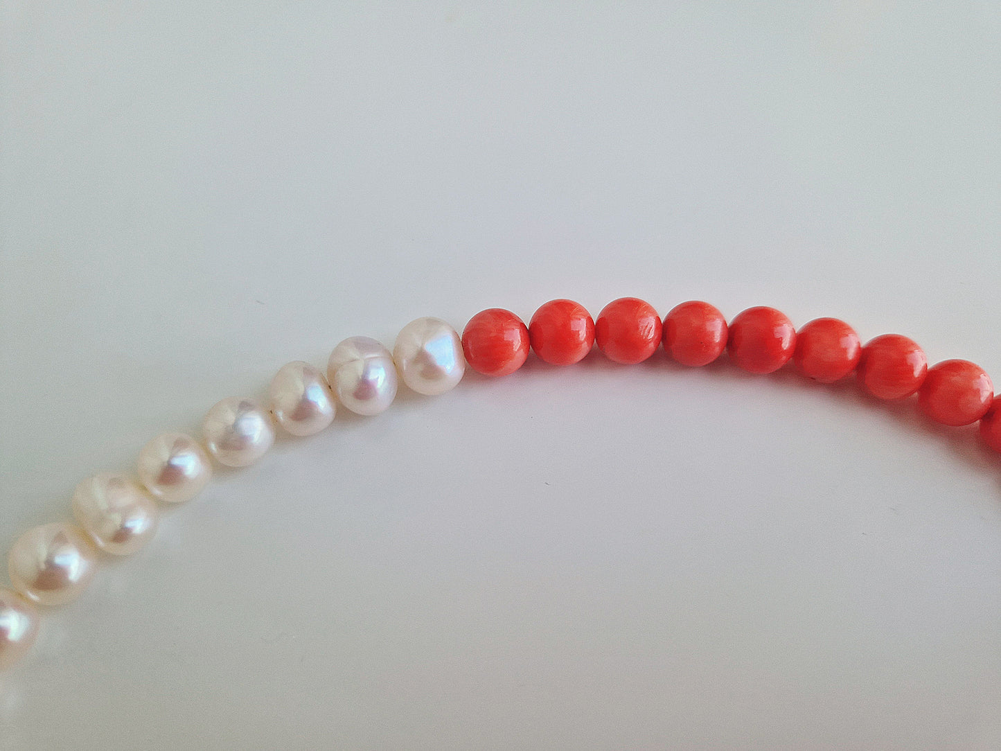 colier unic cu perle mari, coral natural & frunză patinată