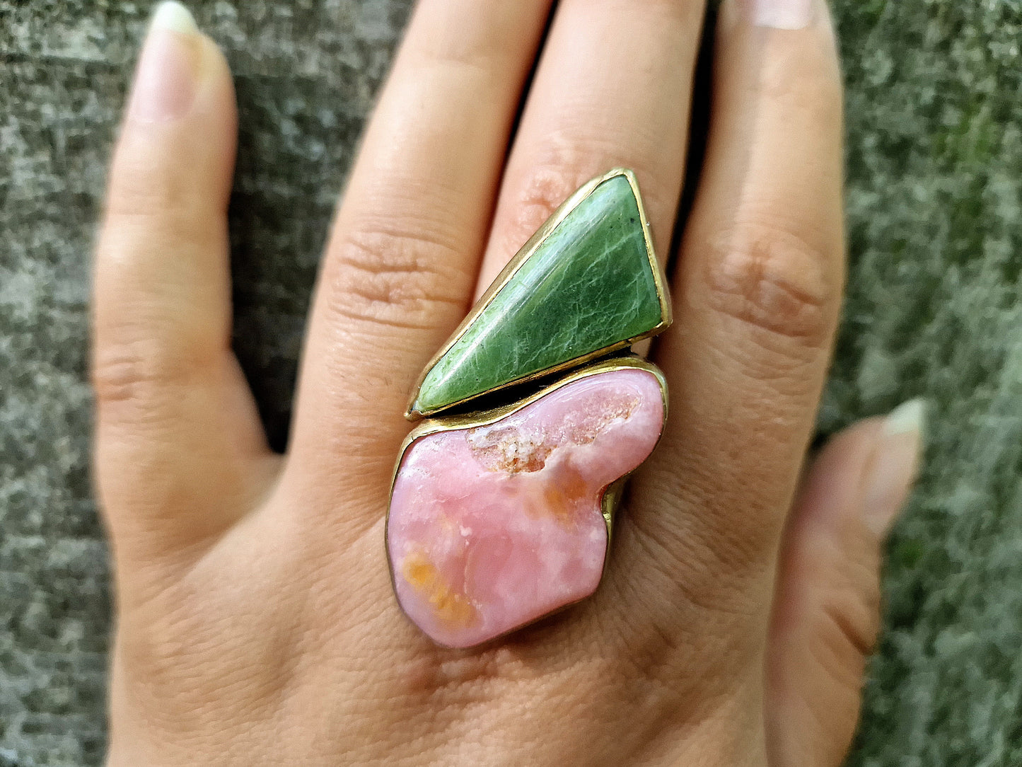 inel sculptural cu opal roz ṣi jad