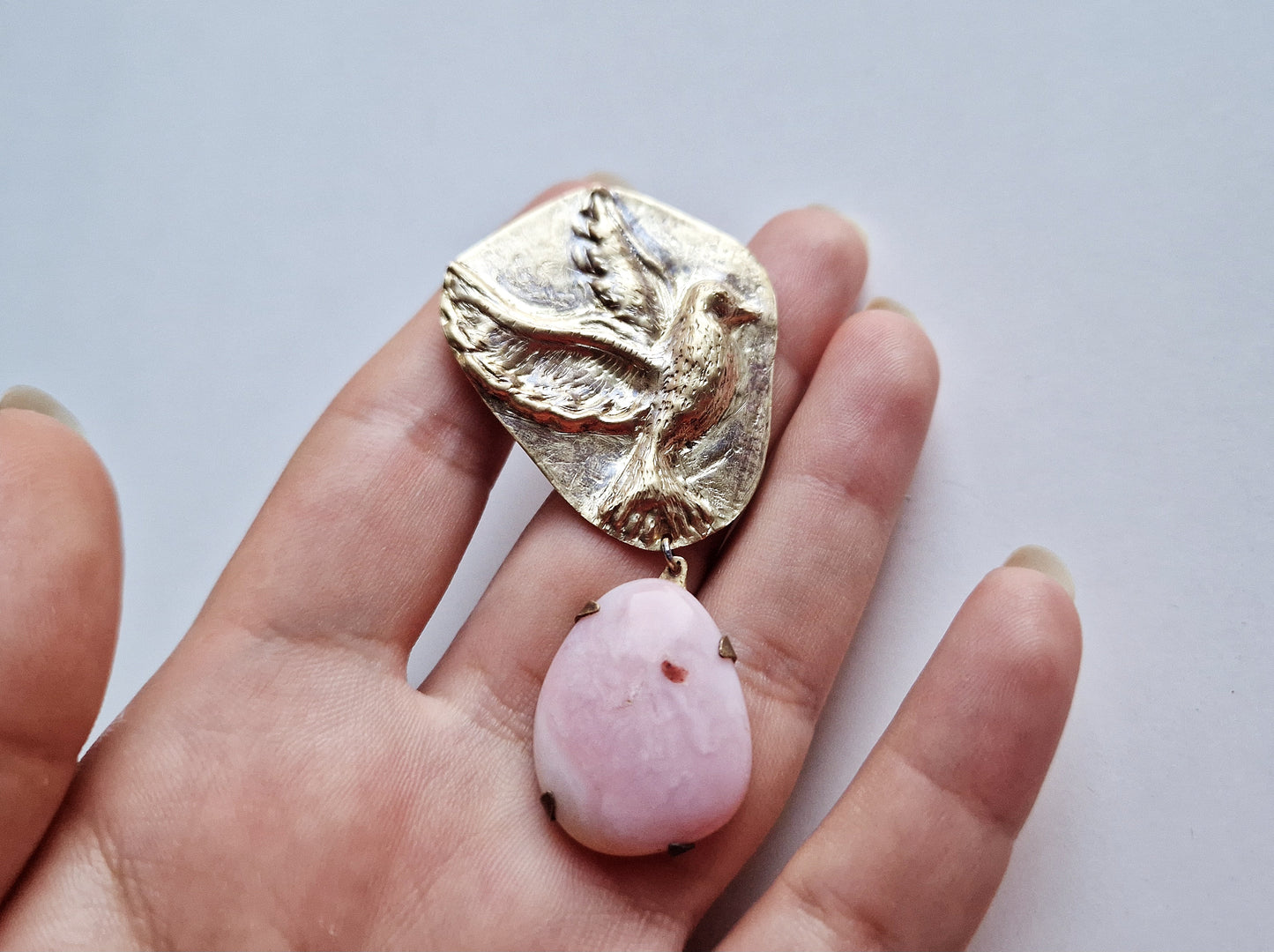 broșă—medalion 《KOLUMBOS》cu porumbel cizelat și opal peruvian
