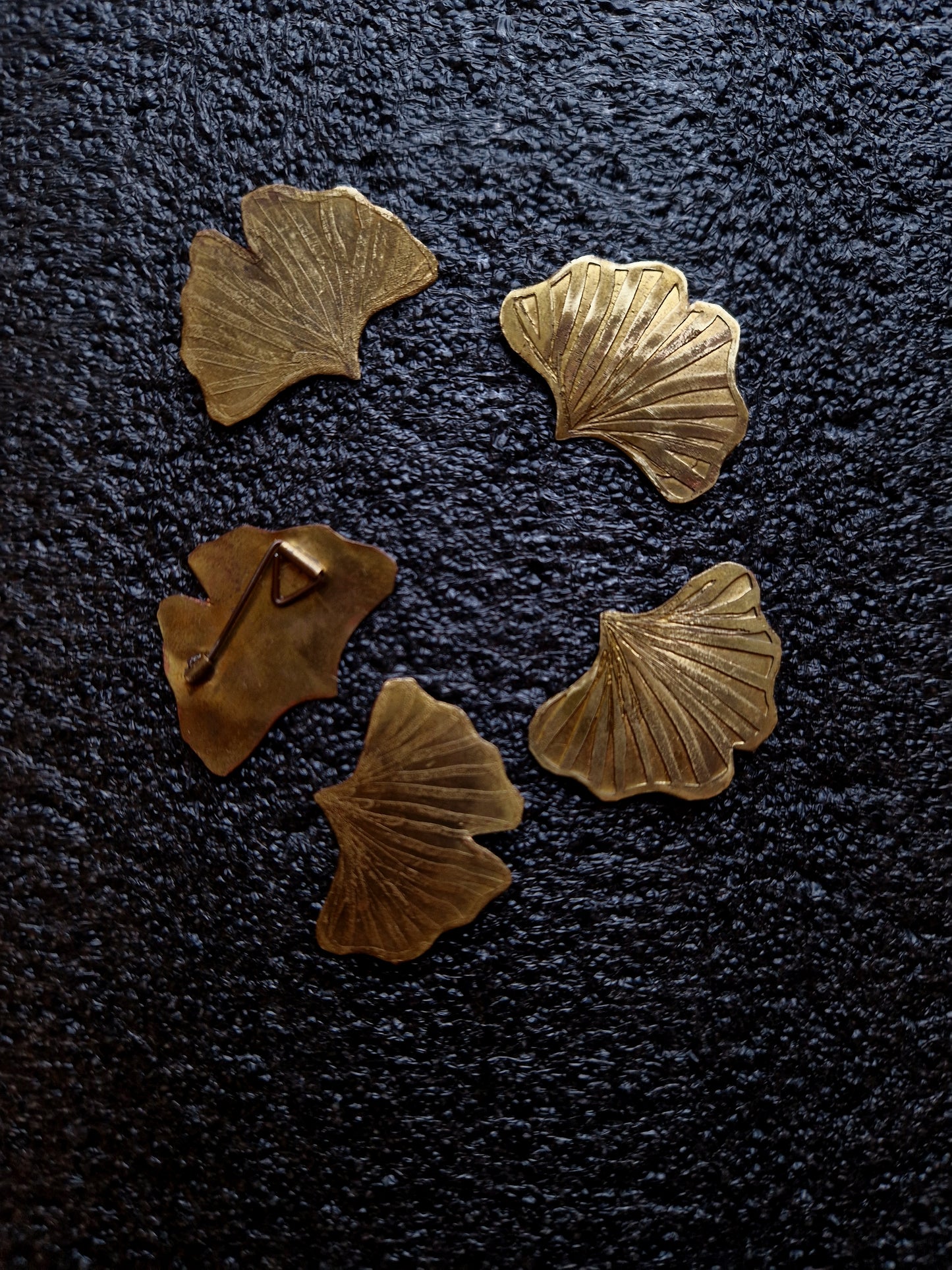 broşă gravată cu frunză ginkgo biloba
