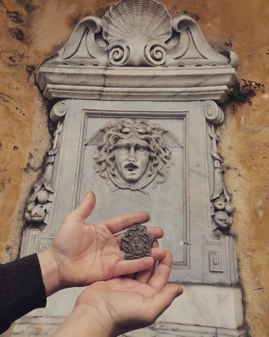 broșă Medusa din porțelan glazurat