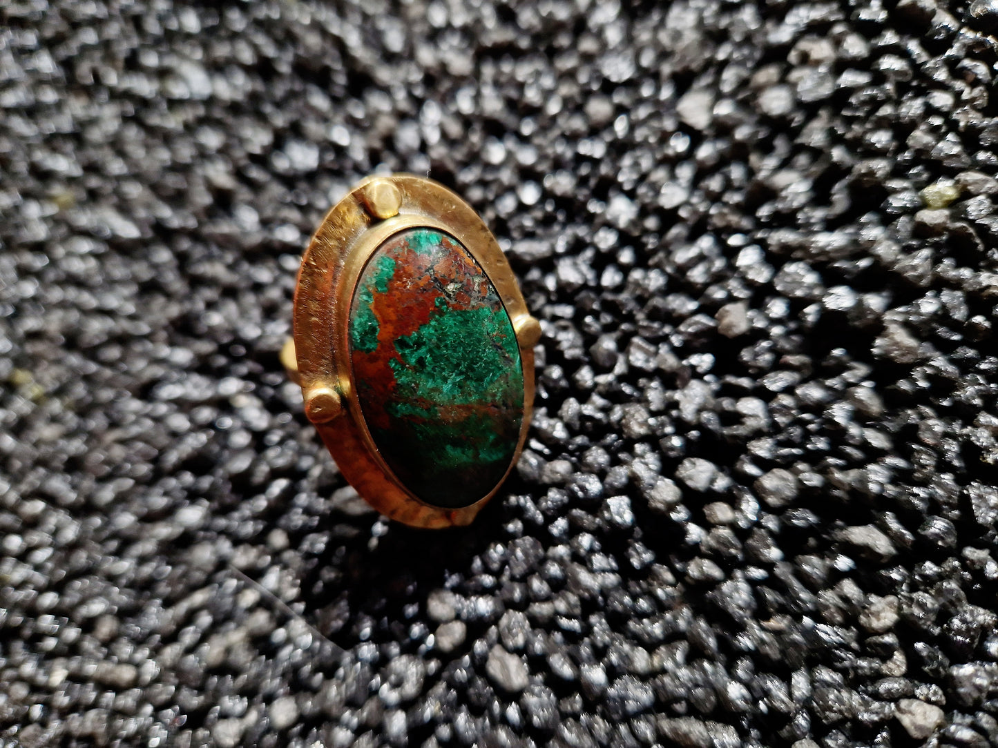 inel unic cu un mineral compus din malachit, cuprit & chrysocolla