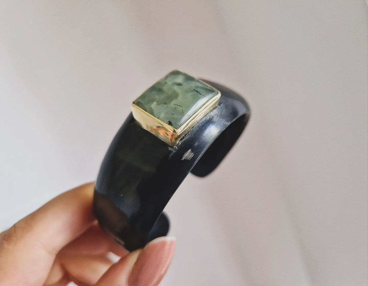 brăţară sculptată din corn negru de bivol & prehnit încasetat