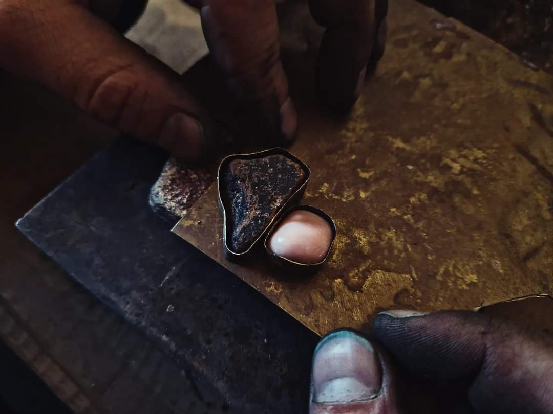 inel masiv cu ciob de ceramică veche & opal roz peruvian