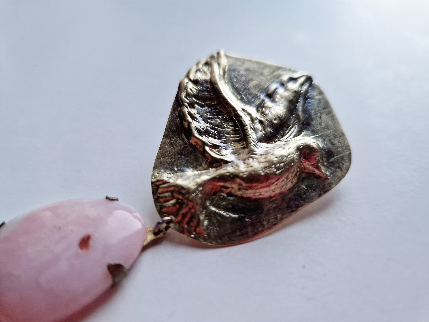 broșă—medalion 《KOLUMBOS》cu porumbel cizelat și opal peruvian
