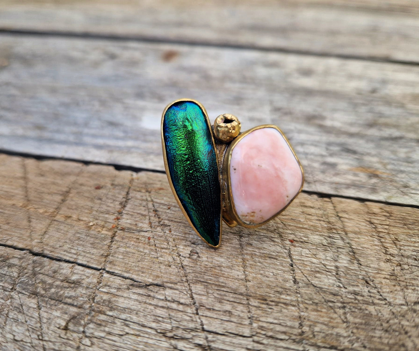 inel cu elitră organică şi opal peruvian roz