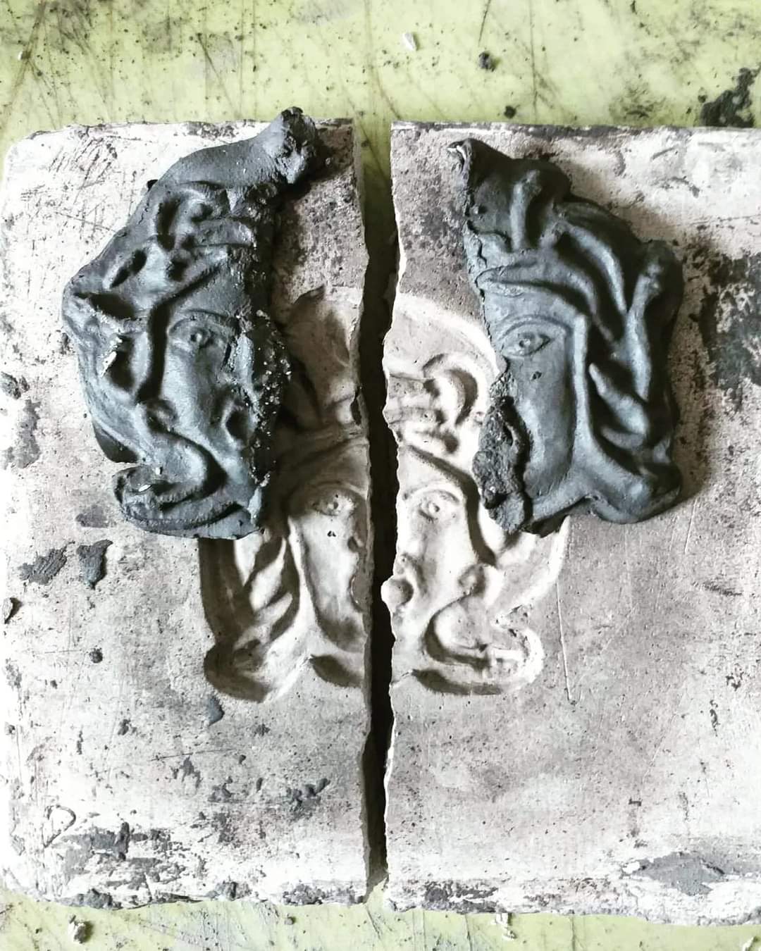 broșă Medusa din porțelan glazurat