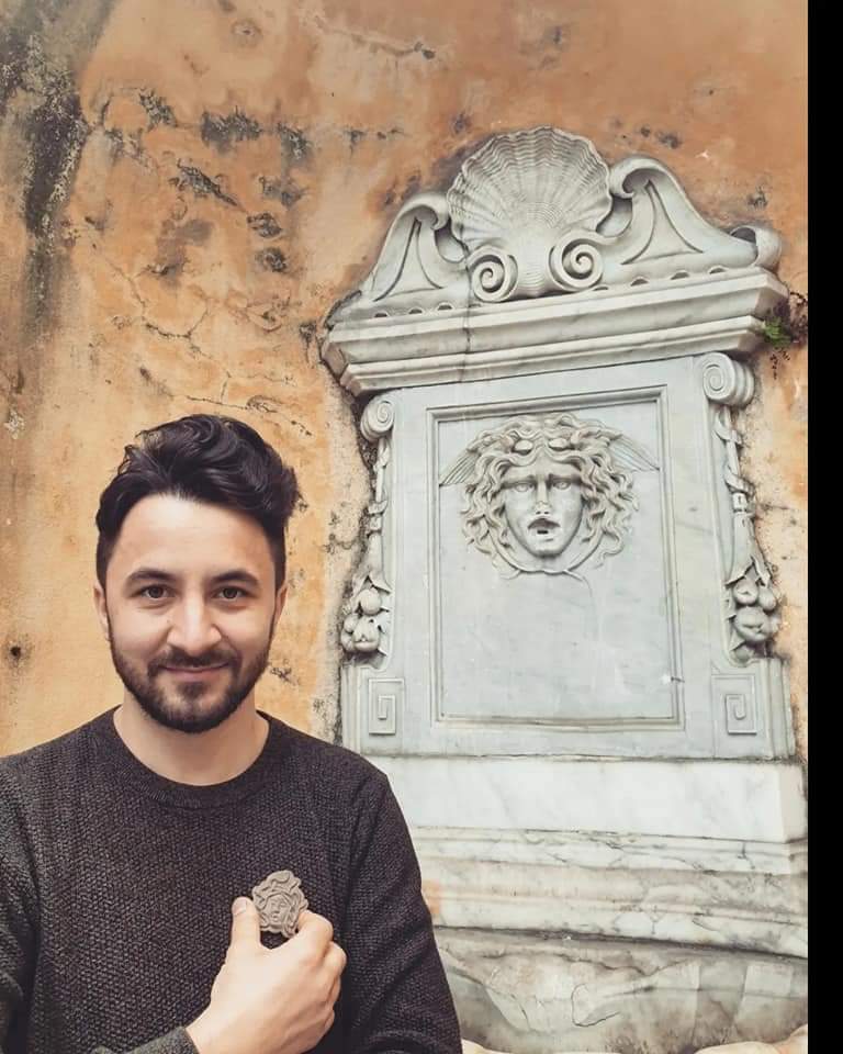 broșă Medusa din porțelan glazurat