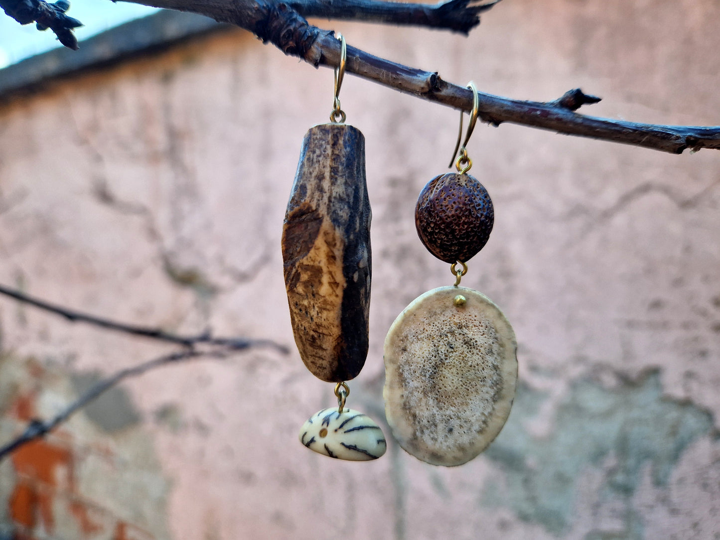 cercei organici asimetrici cu diferite tipuri  de corn, sămânţă de Ficus religiosa & sâmbure