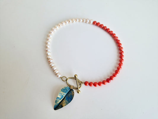 colier unic cu perle mari, coral natural & frunză patinată