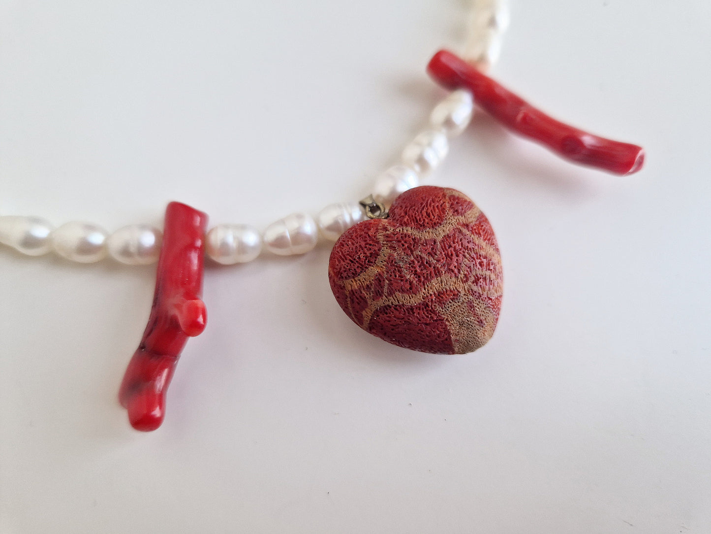 colier unic cu perle, ramuri de coral & pandantiv sculptat în coral spongios
