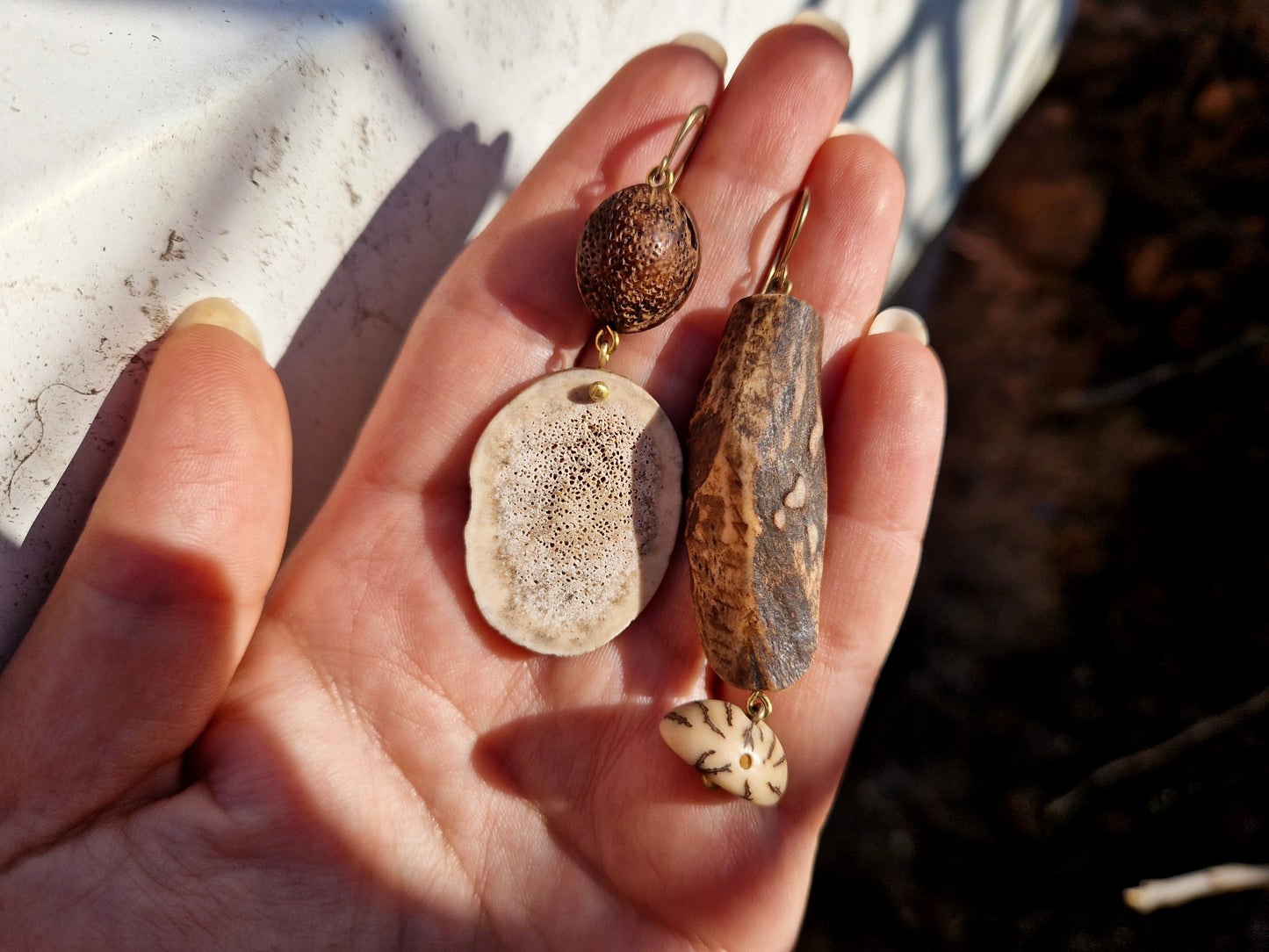cercei organici asimetrici cu diferite tipuri  de corn, sămânţă de Ficus religiosa & sâmbure