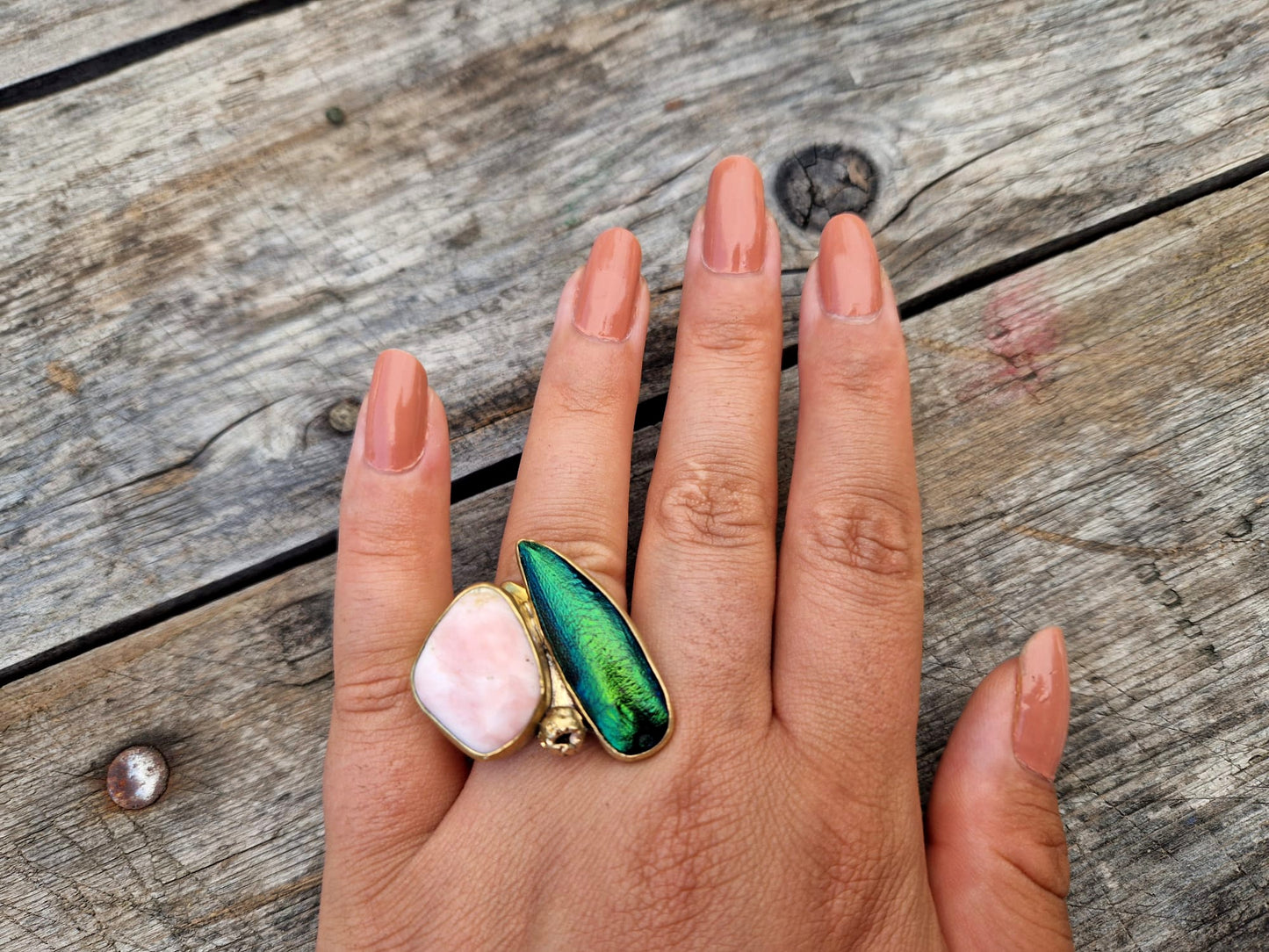 inel cu elitră organică şi opal peruvian roz
