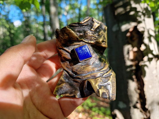 broṣă sculpturală cizelată cu lapis lazuli